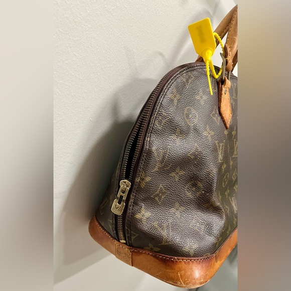 Louis Vuitton Handbag - Picture 9 of 10